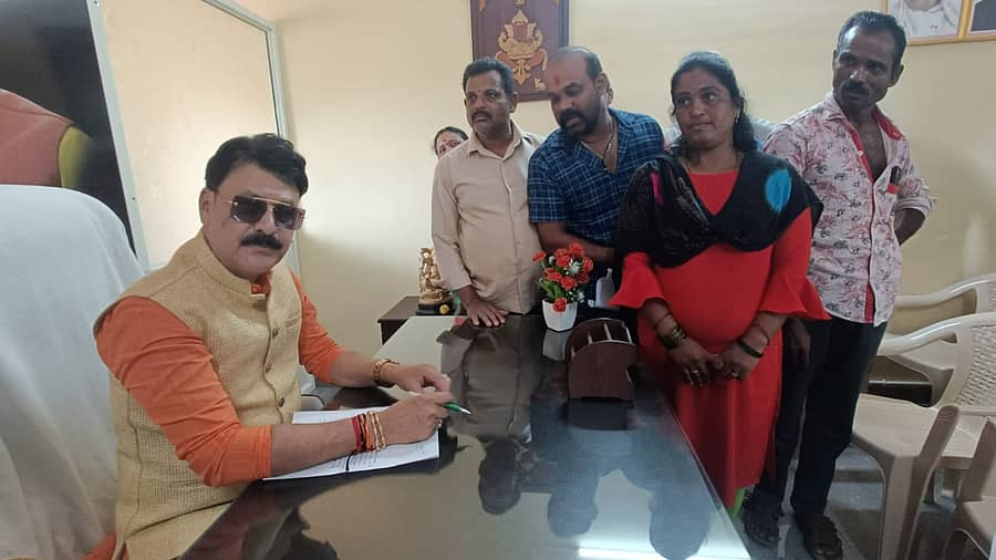 <div class="paragraphs"><p>ಹೊಸನಗರ ಪಟ್ಟಣದ ಬೀದಿಬದಿ ವ್ಯಾಪರಿಗಳು ಶಾಸಕ ಬೇಳೂರು ಗೋಪಾಲಕೃಷ್ಣ ಅವರನ್ನು ಭೇಟಿಯಾಗಿ ಮನವಿ ಸಲ್ಲಿಸಿದರು</p></div>
