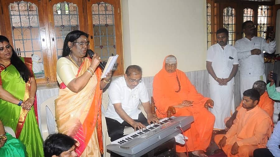 <div class="paragraphs"><p>ನಂಜನಗೂಡು ತಾಲ್ಲೂಕಿನ ಸುತ್ತೂರು ಮಠಕ್ಕೆ ಭೇಟಿ ನೀಡಿದ ಸಂಗೀತ ನಿರ್ದೇಶಕ ಹಂಸಲೇಖ ಹಾಗೂ ಲತಾ ಹಂಸಲೇಖ ಅವರು ಶಿವರಾತ್ರಿ ದೇಶಿಕೇಂದ್ರ ಸ್ವಾಮೀಜಿ ಸಮ್ಮುಖದಲ್ಲಿ ಸಂಗೀತ ಕಾರ್ಯಕ್ರಮ ನಡೆಸಿಕೊಟ್ಟರು</p></div>