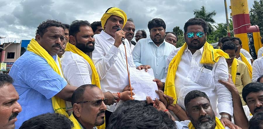 ಆಂಧ್ರಪ್ರದೇಶದ ಮಾಜಿ ಸಿಎಂ ಚಂದ್ರಬಾಬು ನಾಯ್ಡು ಬಂಧನ ಖಂಡಿಸಿ ಗಂಗಾವತಿ, ಕಾರಟಗಿ ಮತ್ತು ಕ ನಕಗಿರಿ ತಾಲ್ಲೂಕಿನ ಚಂದ್ರಬಾಬು ನಾಯ್ಡು ಅಭಿಮಾನಿ ಬಳಗ ಹಾಗೂ ಕಮ್ಮಾ ಯುವ ವೇದಿಕೆ ಸದಸ್ಯರು ನಗರದ ಕೃ ಷ್ಣದೇವರಾಯ ವೃತ್ತದಲ್ಲಿ ಭಾನುವಾರ ತಹಶೀಲ್ದಾರರಿಗೆ ಮನವಿ ಸಲ್ಲಿಸಿದರು