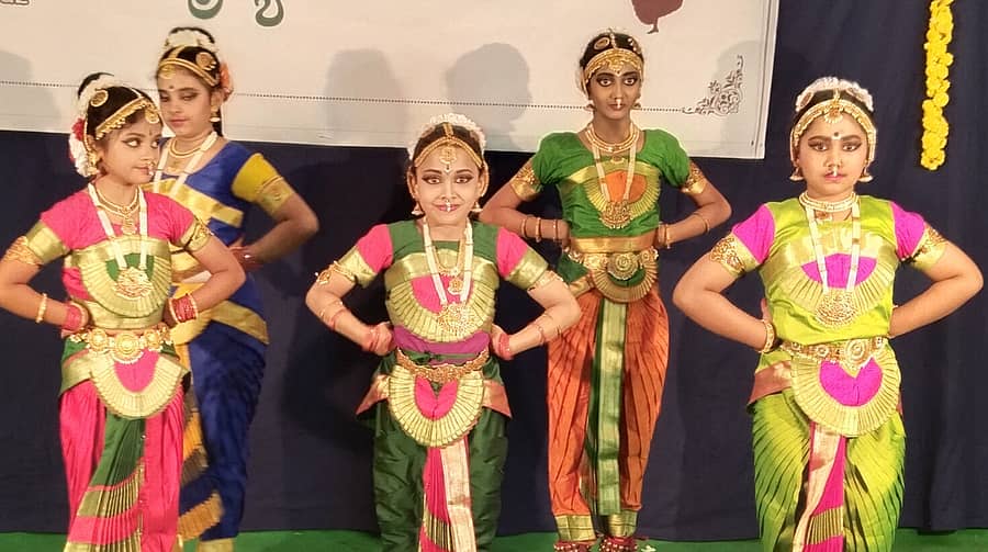 ಚನ್ನರಾಯಪಟ್ಟಣದಲ್ಲಿ ಶುಕ್ರವಾರ ರಾತ್ರಿ ಏರ್ಪಡಿಸಿದ್ದ ನೃತ್ಯ ಚಿಗುರು ಕಾರ್ಯಕ್ರಮದಲ್ಲಿ ಬಾಲಕಿಯರು ಭರತನಾಟ್ಯ ಪ್ರದರ್ಶಿಸಿದರು