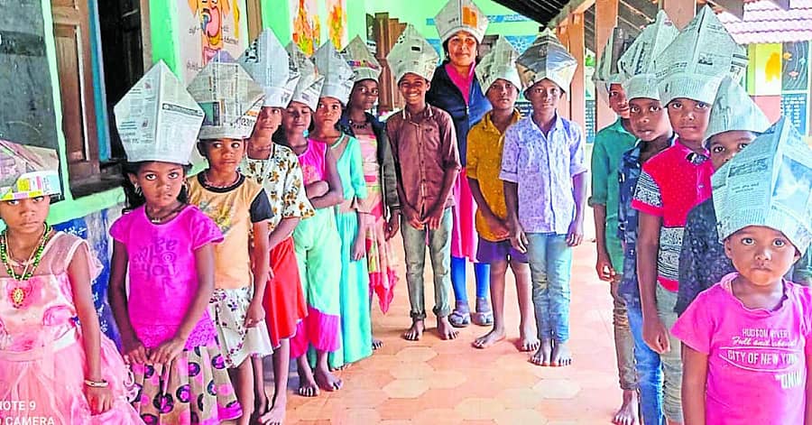 <div class="paragraphs"><p>ಗೋಣಿಕೊಪ್ಪಲು ಬಳಿಯ ನಲ್ಲೂರು ಸರ್ಕಾರಿ ಕಿರಿಯ ಪ್ರಾಥಮಿಕ ಶಾಲೆ ವಿದ್ಯಾರ್ಥಿಗಳು ಪ್ರತಿಭಾ ಪ್ರದರ್ಶನಕ್ಕೆ ಸಿದ್ಧವಾದ ಸಂದರ್ಭ (ಎಡಚಿತ್ರ). ವಿದ್ಯಾರ್ಥಿಗಳು, ಸಾರ್ವಜನಿಕರು ಹಾಗೂ ಶಿಕ್ಷಕರೊಂದಿಗೆ ಅರಣ್ಯ ಇಲಾಖೆ ನೌಕಕರರು ಶಾಲೆಯ ಆವರಣದಲ್ಲಿ ವಿವಿಧ ಜಾತಿಯ 1ಬೀಜ ನೆಡುತ್ತಿರುವ ಕಾರ್ಯಕ್ರಮದಲ್ಲಿ ಭಾಗಿಯಾಗಿರುವುದು</p></div>