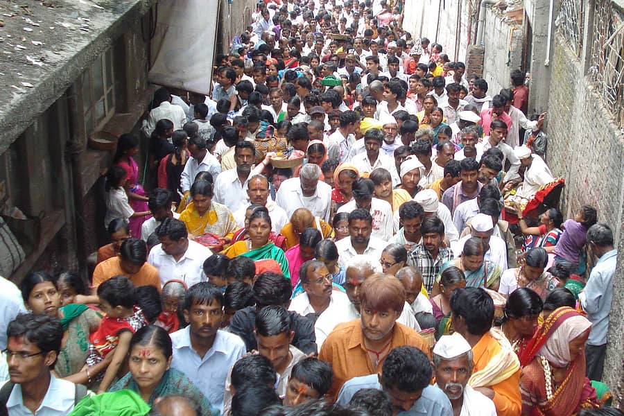 ಮಹಾರಾಷ್ಟ್ರದ ಸೋಲಾಪೂರ ಸಮೀಪದ ತುಳಜಾಪುರ ಅಂಬಾ ಭವಾನಿ ದೇವಸ್ಥಾನದಲ್ಲಿ ನವರಾತ್ರಿ ಮಹೋತ್ಸವದ ಅಂಗವಾಗಿ ದೇವಿ ದರ್ಶನ ಪಡೆಯಲು ಬಂದ ಭಕ್ತರು 