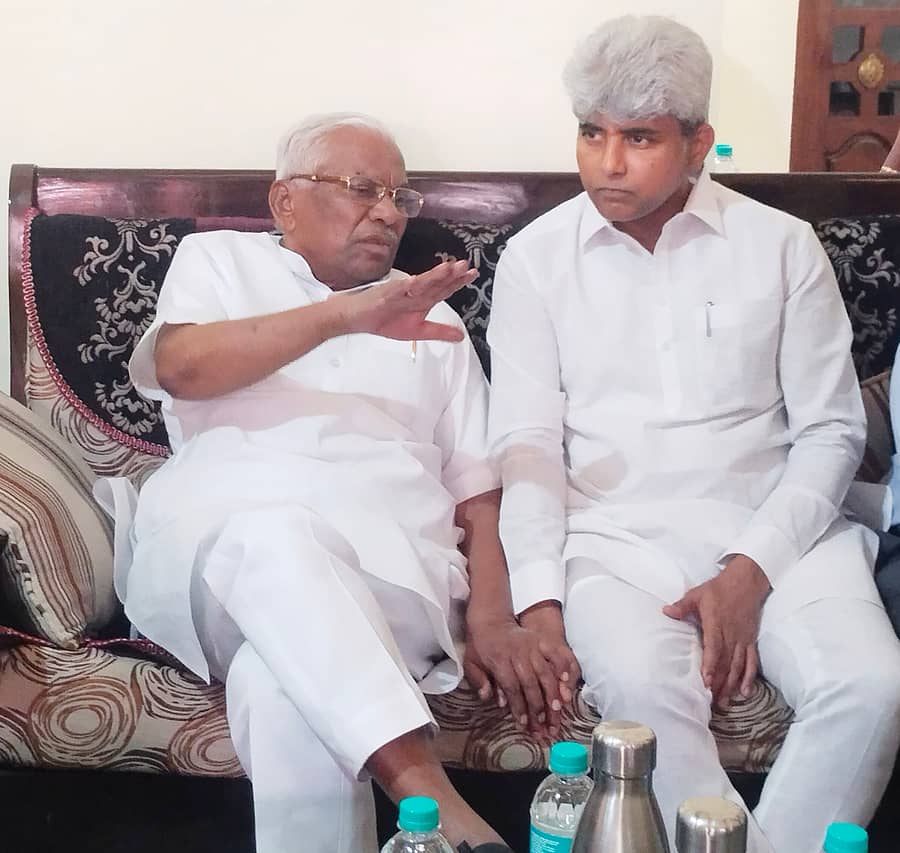 ತುಮಕೂರಿನಲ್ಲಿ ಬುಧವಾರ ಸಂಸದ ಜಿ.ಎಚ್.ಬಸವರಾಜು, ಕೆಪಿಸಿಸಿ ಪ್ರಧಾನ ಕಾರ್ಯದರ್ಶಿ ಮುರಳೀಧರ ಹಾಲಪ್ಪ ಚರ್ಚಿಸಿದರು