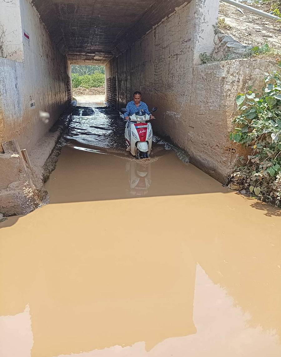 ಬೀರೂರಿನ ಬಿ.ಕೋಡಿಹಳ್ಳಿ ರಸ್ತೆಯ ರೈಲ್ವೆ ಅಂಡರ್ ಬ್ರಿಜ್ ರಸ್ತೆಯಲ್ಲಿ ಕೊಳಚೆ ನೀರು ಸಂಗ್ರಹವಾಗಿದ್ದು, ವಾಹನ ಚಾಲಕರು ಪ್ರಯಾಸದಿಂದ ಸಾಗಬೇಕಾಗಿದೆ