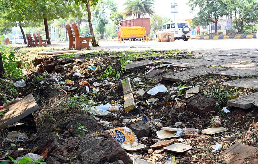 ಬೀದರ್ನ ಶಿವನಗರ ಕ್ಲಾಸಿಕ್ ಧಾಬಾ ಎದುರಿನ ಪಾದಚಾರಿ ಮಾರ್ಗ ಹಾಳಾಗಿರುವುದು