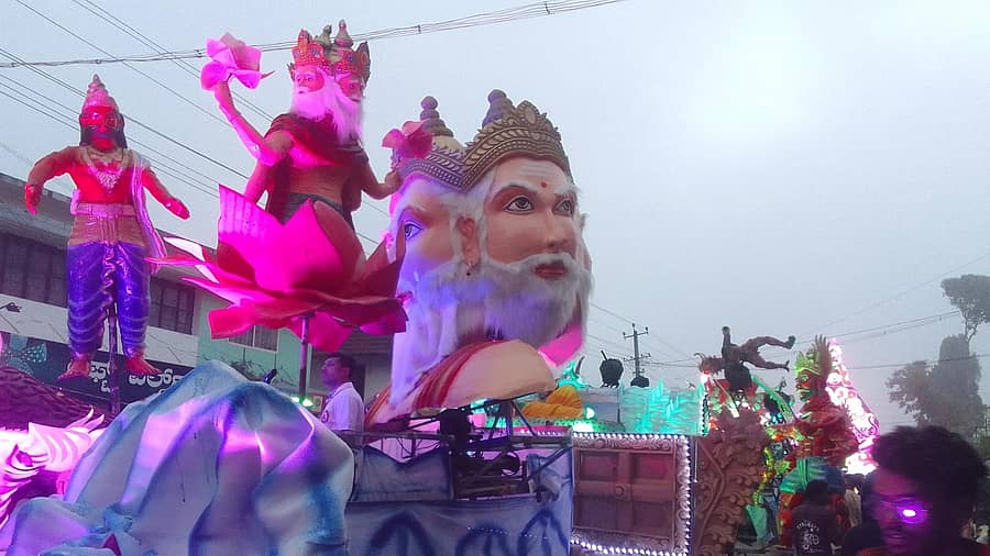 ಗೋಣಿಕೊಪ್ಪಲು ದಸರಾ ದಶಮಂಟಪ ಶೋಭಾ ಯಾತ್ರೆಯಲ್ಲಿ ಪ್ರಥಮ ಸ್ಥಾನ ಪಡೆದ ಸ್ನೇಹಿತರ ಬಳಗದ ಮಂಟಪ