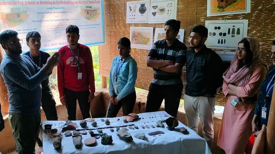 ರಾಮನಗರ ತಾಲ್ಲೂಕಿನ ನಿಜಿಯಪ್ಪನ ದೊಡ್ಡಿಯಲ್ಲಿ ನಡೆದ ‘ನವ ಶಿಲಾಯುಗ, ಕಬ್ಬಿಣ ಯುಗ, ಆದಿ ಇತಿಹಾಸ ಹಾಗೂ ಮಧ್ಯಕಾಲೀನ ಕಾಲದ ನೆಲೆಯಾದ ತಿರುಮಲೇಗೌಡನ ದೊಡ್ಡಿಯ ಇತಿಹಾಸ ಮತ್ತು ಪುರಾತತ್ವ ಒಳನೋಟಗಳು’ ವಿಷಯ ಕುರಿತ ಕಾರ್ಯಾಗಾರದಲ್ಲಿ ಪುಣೆಯ ಡೆಕ್ಕನ್ ಕಾಲೇಜಿನ ಸಂಶೋಧಕ ಹಾಗೂ ಪುರಾತತ್ವಶಾಸ್ತ್ರಜ್ಞ ಪ್ರವೀಣ್ಕುಮಾರ್ ಕೆ. ಅವರು ಮಾತನಾಡಿದರು
– ಪ್ರಜಾವಾಣಿ ಚಿತ್ರ