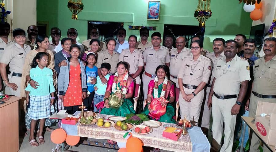 ಕೆ.ಆರ್.ಪೇಟೆ ಪಟ್ಟಣ ಪೊಲೀಸ್ ಠಾಣೆಯಲ್ಲಿ ಕಾರ್ಯ ನಿರ್ವಹಿಸುತಿದ್ದ ಮಹಿಳಾ ಕಾನ್ಸ್ಟೆಬಲ್ಗಳಾದ ಶಾರದಾ ಮತ್ತು ಅಸ್ಮಬಾನು ಅವರಿಗೆ ಸಿಬ್ಬಂದಿ ವರ್ಗದವರು ಸೀಮಂತ ನಡೆಸಿಕೊಟ್ಟರು