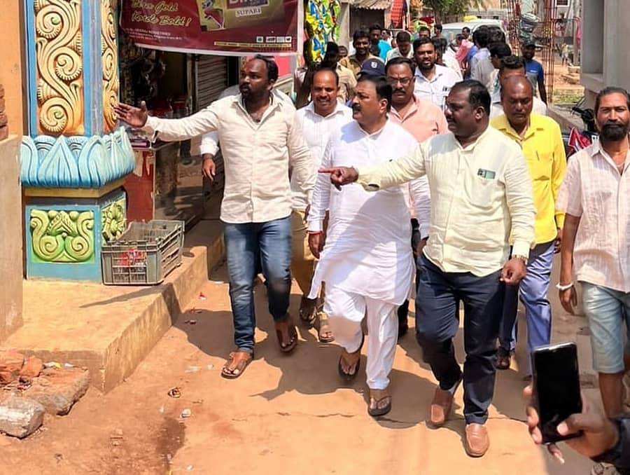 ಹುಬ್ಬಳ್ಳಿ–ಧಾರವಾಡ ಸೆಂಟ್ರಲ್ ವಿಧಾನಸಭಾ ಕ್ಷೇತ್ರದ ಶಾಸಕ ಮಹೇಶ ಟೆಂಗಿನಕಾಯಿ ಅವರು ಮಂಗಳವಾರ ಕ್ಷೇತ್ರದ ವಾರ್ಡ್ ಸಂಖ್ಯೆ 51, 52 ಮತ್ತು 53ರ ಜಗದೀಶ ನಗರ, ಮಾರುತಿ ನಗರ, ನ್ಯೂ ಆನಂದ ನಗರದ ಕೊಳಗೇರಿಗಳಿಗೆ ಮಂಗಳವಾರ ಭೇಟಿ ನೀಡಿ ಪರಿಶೀಲಿಸಿದರು