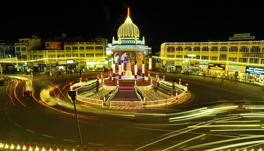 <div class="paragraphs"><p>ದಸರೆಯ ದೀಪಾಲಂಕಾರದಲ್ಲಿ ಹೊಳೆಯುವ ಮೈಸೂರಿನ ಕೆ.ಆರ್ ವೃತ್ತ. </p></div>
