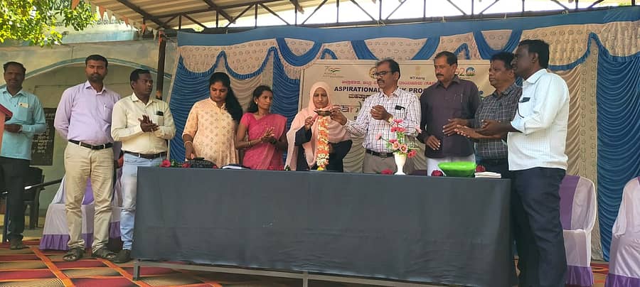 <div class="paragraphs"><p>ಸಿರವಾರದಲ್ಲಿ ಸೋಮವಾರ ಮಹತ್ವಾಕಾಂಕ್ಷೆ ಕಾರ್ಯಕ್ರಮದ ಸಂಕಲ್ಪ ಸಪ್ತಾಹ ಸಮಾವೇಶ ಸಮ್ಮೇಳನದ ಸಮಾರೋಪ ಕಾರ್ಯಕ್ರಮವನ್ನು ತಾ.ಪಂ. ಇಒ ಶರ್ಫುನ್ನೀಸಾ ಬೇಗಂ ಅವರು ಉದ್ಘಾಟಿಸಿದರು</p></div>