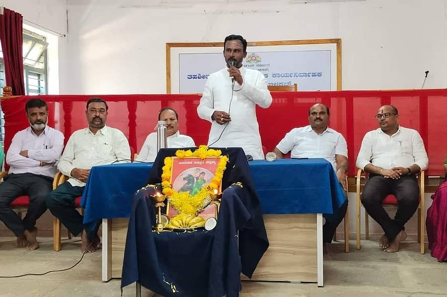 ಇಳಕಲ್ ತಹಶೀಲ್ದಾರ್ ಕಚೇರಿಯಲ್ಲಿ ನಡೆದ ಕಿತ್ತೂರ ರಾಣಿ ಚನ್ನಮ್ಮನವರ ಜಯಂತ್ಯುತ್ಸವದಲ್ಲಿ ಶಾಸಕ ವಿಜಯಾನಂದ ಕಾಶಪ್ಪವನರ ಮಾತನಾಡಿದರು