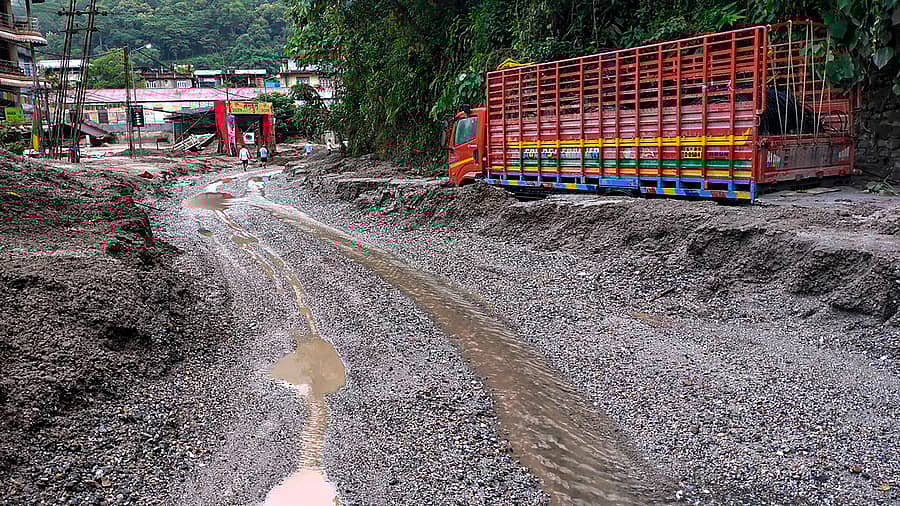 <div class="paragraphs"><p>ಪ್ರವಾಹ ಪೀಡಿತ ಪ್ರದೇಶದಲ್ಲಿ ಮಣ್ಣಿನಲ್ಲಿ ಸಿಲುಕಿಕೊಂಡಿರುವ ಟ್ರಕ್ </p></div>