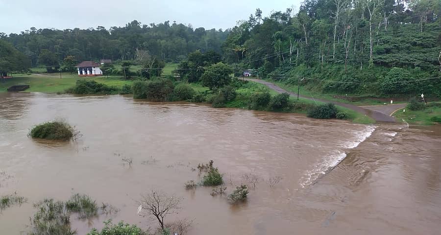 ಮಳೆಯಿಂದಾಗಿ ಕೊಡಗು ಜಿಲ್ಲೆಯ ನಾಪೋಕ್ಲು ಸಮೀಪದ ಬಲಮುರಿ ಗ್ರಾಮದ ಕಿರುಸೇತುವೆ ಭಾನುವಾರ ಮುಳುಗಡೆಯಾಗಿದೆ