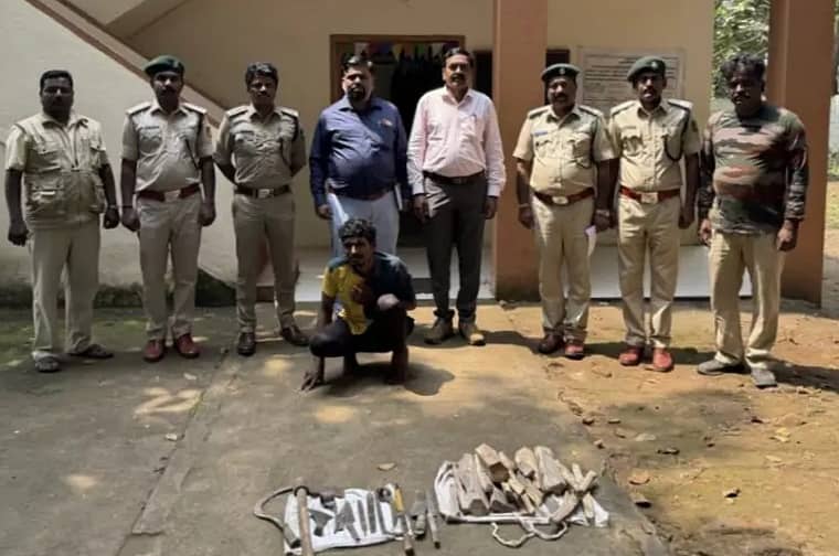 ಹುಲಿ ಬೇಟೆಗಾರ ಚಿಕಾ ಅಲಿಯಾಸ್ ಕೃಷ್ಣ ಪಟ್ಟೆ ಪವಾ‌ರನನ್ನು ಖಾನಾಪುರ ಪೊಲೀಸರು ಬಂಧಿಸಿದ್ದು, ಶ್ರೀಗಂಧದ ತುಂಡುಗಳನ್ನು ವಶಕ್ಕೆ ಪಡೆದಿದ್ದಾರೆ
