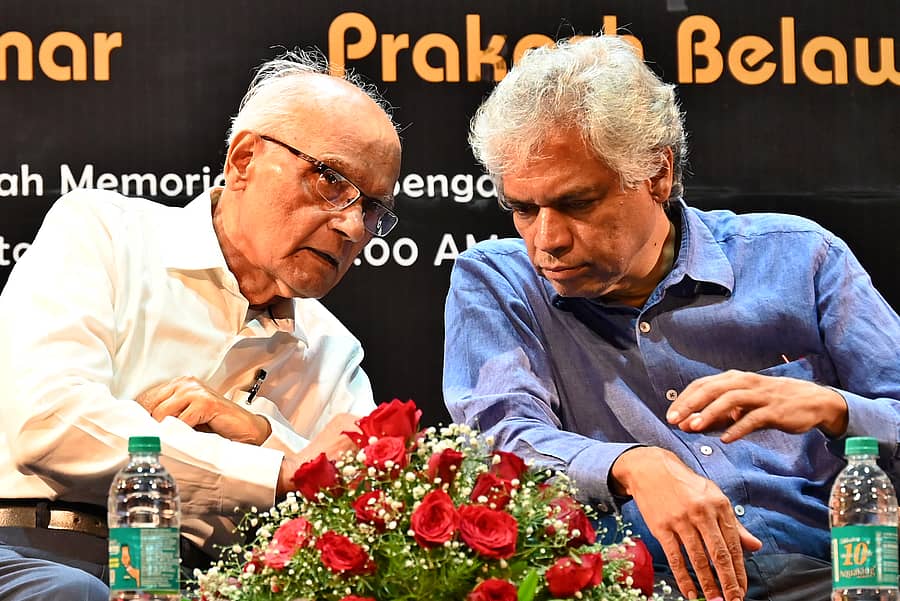 ‘ಪರ್ವ’ ಸಂವಾದ ಕಾರ್ಯಕ್ರಮದಲ್ಲಿ ಕಾದಂಬರಿಕಾರ ಎಸ್.ಎಲ್. ಭೈರಪ್ಪ ಮತ್ತು ನಿರ್ದೇಶಕ ಪ್ರಕಾಶ್ ಬೆಳವಾಡಿ ಮಾತುಕತೆಯಲ್ಲಿ ತೊಡಗಿರುವುದು . ಪ್ರಜಾವಾಣಿ ಚಿತ್ರ