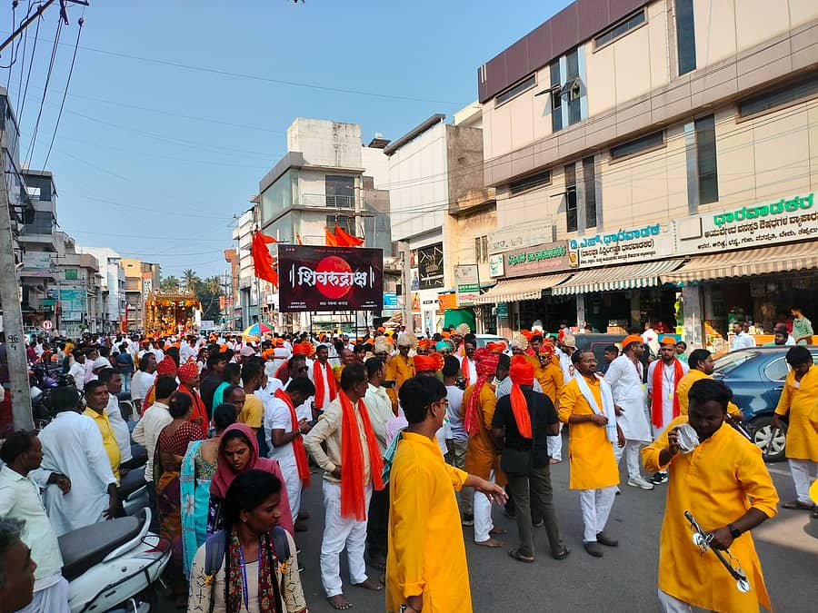 ವಿಜಯಪುರ ನಗರದಲ್ಲಿ ಮಂಗಳವಾರ ದಸರಾ ಹಬ್ಬದ ಅಂಗವಾಗಿ 101 ಕೆಜಿ ಬೆಳ್ಳಿಯ ಮೂರ್ತಿ ನಾಡದೇವಿಯ ಮೆರವಣಿಗೆ ಜರುಗಿತು.