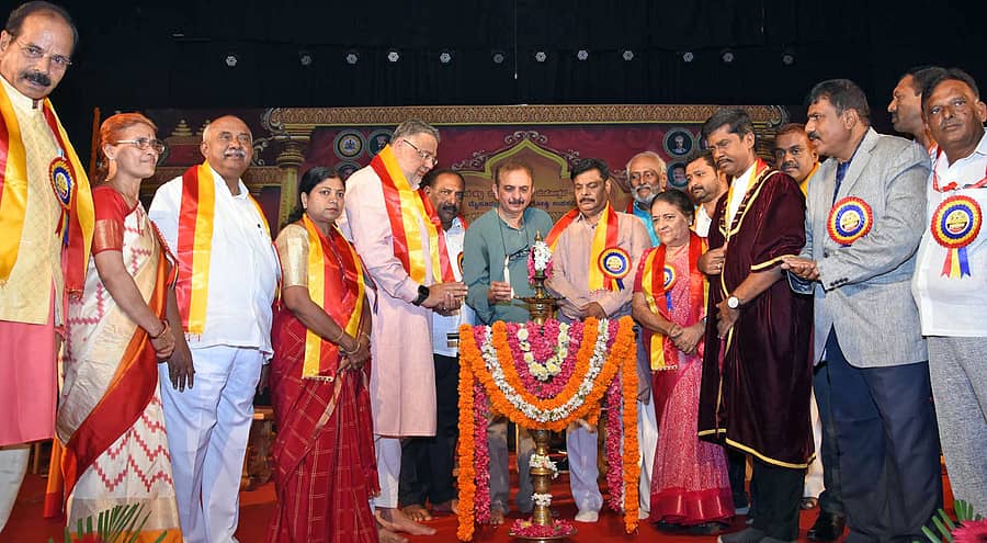 <div class="paragraphs"><p>ಮೈಸೂರಿನಲ್ಲಿ ದಸರಾ ಕವಿಗೋಷ್ಠಿಯನ್ನು ಮಂಗಳವಾರ ಕವಿ ಜಯಂತ ಕಾಯ್ಕಿಣಿ ಉದ್ಘಾಟಿಸಿದರು.</p></div>