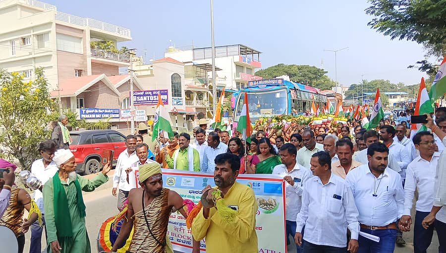 ಬಂಗಾರಪೇಟೆ ತಾಲ್ಲೂಕು ಪಂಚಾಯಿತಿ, ಕಂದಾಯ ಇಲಾಖೆ, ಪುರಸಭೆ ಹಾಗೂ ಮಹಿಳಾ ಮತ್ತು ಮಕ್ಕಳ ಕಲ್ಯಾಣ ಇಲಾಖೆ ಸಹಯೋಗದಲ್ಲಿ ಆಯೋಜಿಸಲಾಗಿದ್ದ ‘ನನ್ನ ಮಣ್ಣು ನನ್ನ ದೇಶ’ ಅಮೃತ ಕಳಶ ಯಾತ್ರೆ ನಡೆಯಿತು. ಈ ವೇಳೆ ಶಾಸಕ ಎಸ್.ಎನ್.ನಾರಾಯಣಸ್ವಾಮಿ, ಇತರರು ಭಾಗವಹಿಸಿದ್ದರು