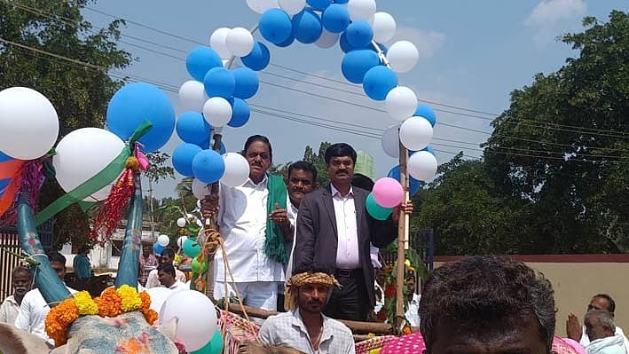 ನ್ಯಾಮತಿ ತಾಲ್ಲೂಕು ಆಡಳಿತ ವತಿಯಿಂದ ಶುಕ್ರವಾರ ಗೋವಿನಕೋವಿ ಗ್ರಾಮದಲ್ಲಿ ನಡೆದ ಜನತಾ ದರ್ಶನ ಕಾರ್ಯಕ್ರಮಕ್ಕೆ ಆಗಮಿಸಿದ ಶಾಸಕ ಡಿ.ಜಿ.ಶಾಂತನಗೌಡ, ಜಿಲ್ಲಾಧಿಕಾರಿ ಡಾ.ವೆಂಕಟೇಶ ಬಿ.ವಿ. ಅವರನ್ನು ಗ್ರಾಮಸ್ಥರು ಎತ್ತಿನಗಾಡಿ ಮೆರವಣಿಗೆ ಮೂಲಕ ಬರಮಾಡಿಕೊಂಡರು.