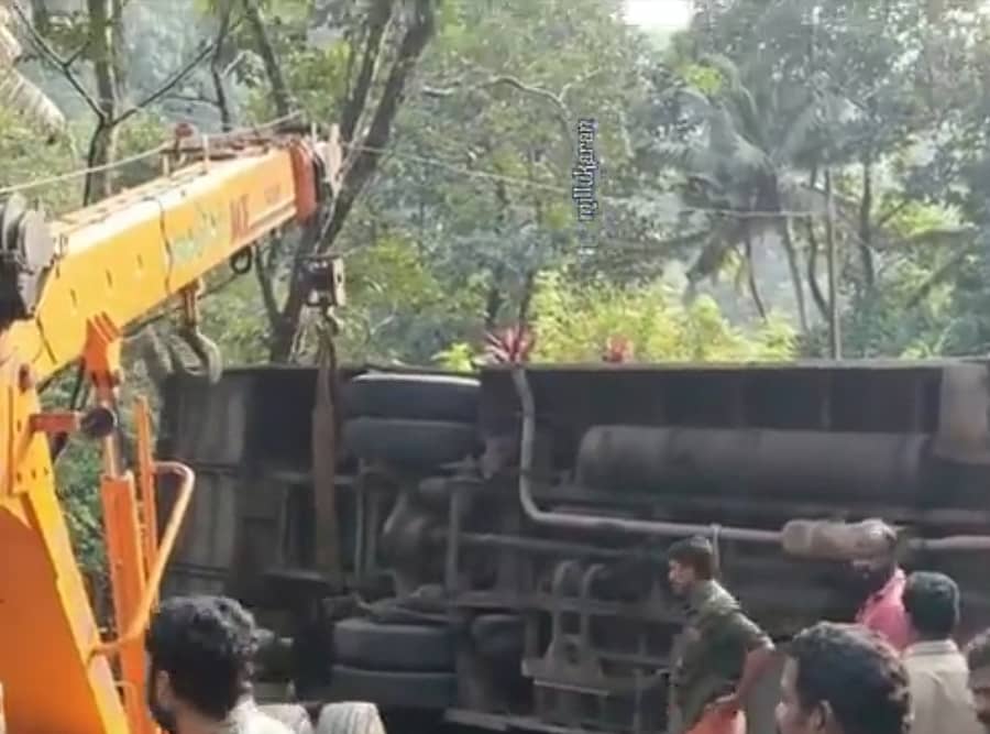 ಕೇರಳದ ಕೊಟ್ಟಾಯಂ ಸಮೀಪದಲ್ಲಿ ಮುಳಬಾಗಿಲು ತಾಲ್ಲೂಕಿನ ಅಯ್ಯಪ್ಪ ಸ್ವಾಮಿ ಭಕ್ತಾದಿಗಳ ಬಸ್ ಪಲ್ಟಿಯಾಗಿರುವುದನ್ನು ಕ್ರೇನ್ ಮೂಲಕ ಮೇಲಕ್ಕೆತ್ತುತ್ತಿರುವುದು