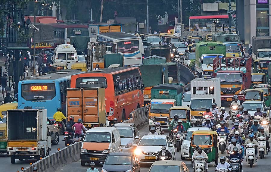 <div class="paragraphs"><p>ಸಾಲು ಸಾಲು ರಜೆ... ಸಾಲು ಸಾಲು ವಾಹನ... ಮೈಸೂರು ಹಾಗೂ ಮಡಿಕೇರಿಯತ್ತ ಹೆಚ್ಚಿನ ಪ್ರಯಾಣಿಕರು ಪ್ರಯಾಣಿಸಿದ್ದರಿಂದ ಬೆಂಗಳೂರಿನ ಮೈಸೂರು ರಸ್ತೆಯ ಸ್ಯಾಟಲೈಟ್ ಬಸ್ ನಿಲ್ದಾಣದ ಮುಂಭಾಗ ಶುಕ್ರವಾರ ಸಂಜೆ ವಾಹನ ದಟ್ಟಣೆ ಉಂಟಾಗಿತ್ತು. - </p></div>