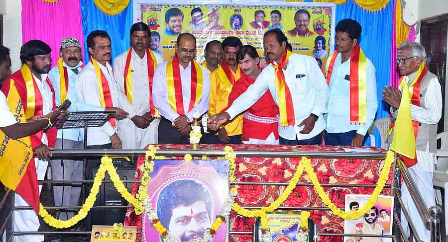 ಹಿರಿಯೂರಿನಲ್ಲಿ ಶಂಕರ್ ನಾಗ್ ಅಭಿಮಾನಿಗಳ ಕಲಾ ವೇದಿಕೆ ಹಾಗೂ ವಿವಿಧ ಸಂಘಟನೆಗಳ ಸಹಯೋಗದಲ್ಲಿ ಸೋಮವಾರ ಆಯೋಜಿಸಿದ್ದ ಕನ್ನಡ ರಾಜ್ಯೋತ್ಸವ ಹಾಗೂ ಕನ್ನಡ ಸಿರಿ ರತ್ನ ಪ್ರಶಸ್ತಿ ಪ್ರದಾನ ಸಮಾರಂಭವನ್ನು ಕ್ಷೇತ್ರ ಶಿಕ್ಷಣಾಧಿಕಾರಿ ಸಿ.ಎಂ.ತಿಪ್ಪೇಸ್ವಾಮಿ ಉದ್ಘಾಟಿಸಿದರು