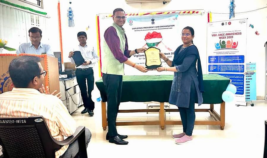 ಕಲಬುರಗಿ ನಗರದ ಆಳಂದ ರಸ್ತೆಯಲ್ಲಿರುವ ಕಾರ್ಮಿಕರ ಭವಿಷ್ಯ ನಿಧಿ ಕ್ಷೇತ್ರೀಯ ಕಾರ್ಯಾಲಯದಲ್ಲಿ ವಿಚಕ್ಷಣಾ ಜಾಗೃತಿ ಸಪ್ತಾಹದ ಅಂಗವಾಗಿ ಆಯೋಜಿಸಿದ್ದ ಸ್ಪರ್ಧೆಗಳ ವಿಜೇತರಿಗೆ ಬಹುಮಾನ ವಿತರಿಸಲಾಯಿತು