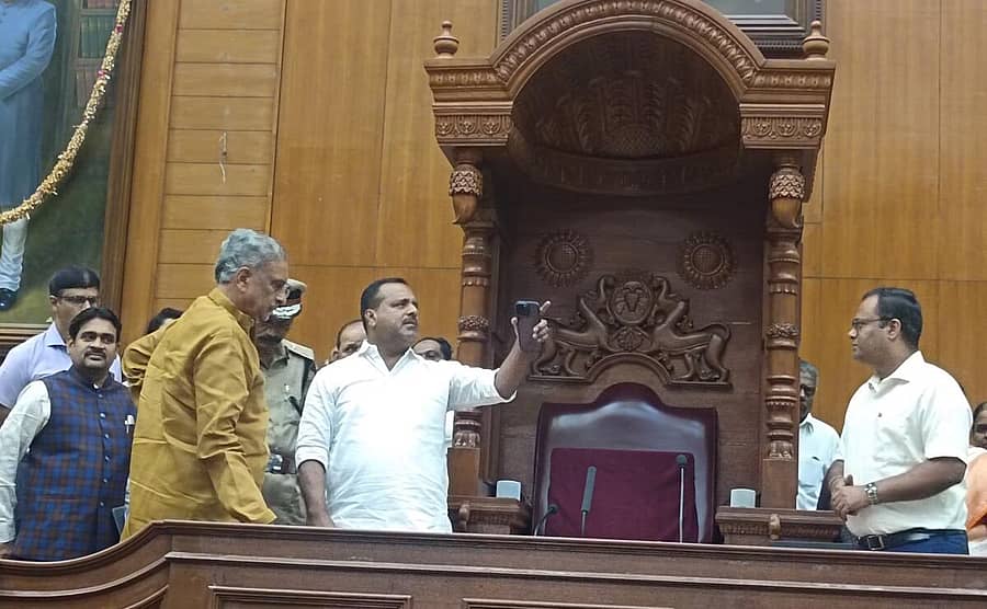 <div class="paragraphs"><p>ವಿಧಾನಸಭೆ ಅಧ್ಯಕ್ಷ ಯು.ಟಿ.ಖಾದರ್ ಮತ್ತು ವಿಧಾನ ಪರಿಷತ್ ಸಭಾಪತಿ ಬಸವರಾಜ ಹೊರಟ್ಟಿ ಅವರು, ಬೆಳಗಾವಿಯ ಸುವರ್ಣ ವಿಧಾನಸೌಧದಲ್ಲಿ ಚಳಿಗಾಲದ ಅಧಿವೇಶನಕ್ಕೆ ಕೈಗೊಂಡ ಸಿದ್ಧತೆಯನ್ನು ಮಂಗಳವಾರ ಪರಿಶೀಲಿಸಿದರು– ಪ್ರಜಾವಾಣಿ ಚಿತ್ರ: ಇಮಾಮ್ಹುಸೇನ್ ಗೂಡುನವ</p></div>