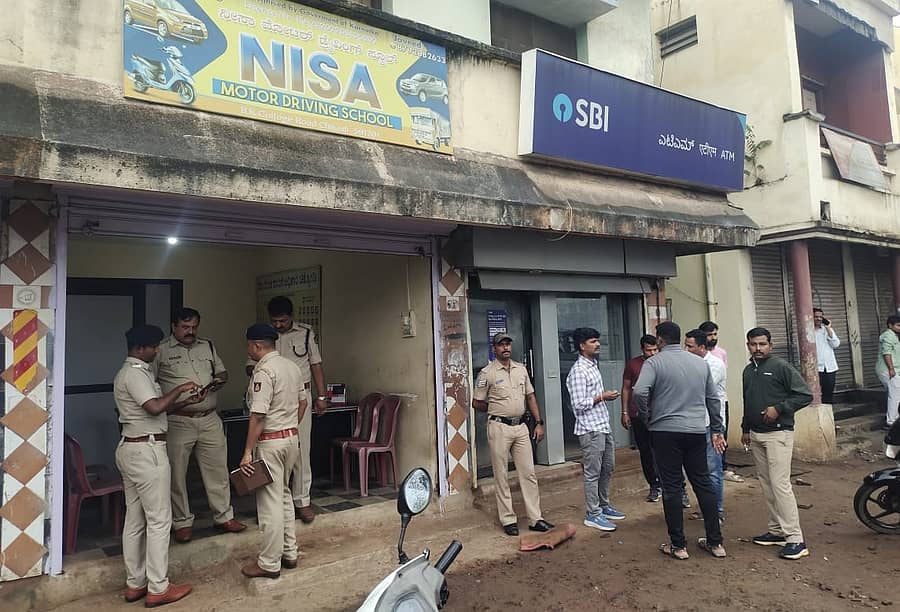 <div class="paragraphs"><p>ಚಿಕ್ಕೋಡಿ ಪಟ್ಟಣದಲ್ಲಿನ ಎಸ್ಬಿಐ ಬ್ಯಾಂಕಿನ ಎಟಿಎಂನಲ್ಲಿ ಕಳ್ಳತನ ನಡೆದ ಕುರಿತು ಗುರುವಾರ ಪೊಲೀಸರು ಪರಿಶೀಲನೆ ನಡೆಸಿದ</p></div>