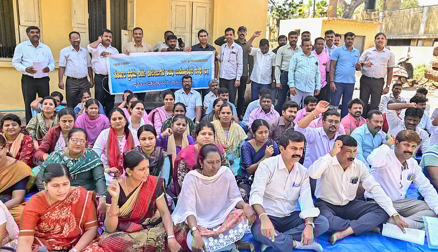ಸೇವೆ ಕಾಯಂಗೊಳಿಸುವಂತೆ ಒತ್ತಾಯಿಸಿ ರಾಜ್ಯ ಸರ್ಕಾರಿ ಪ್ರಥಮ ದರ್ಜೆ ಕಾಲೇಜುಗಳ ಅತಿಥಿ ಉಪನ್ಯಾಸಕರ ಸಂಘದ ಸದಸ್ಯರು ಶಿಕ್ಷಣ ಇಲಾಖೆಯ ಜಂಟಿ ನಿರ್ದೇಶಕರ ಕಚೇರಿ ಮುಂಭಾಗ ಮಂಗಳವಾರ ಪ್ರತಿಭಟಿಸಿದರು– ಪ್ರಜಾವಾಣಿ ವಾರ್ತೆ