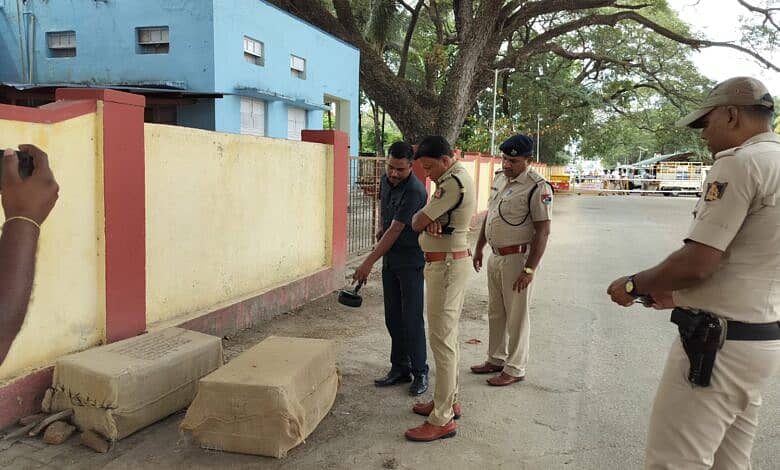 ಶಿವಮೊಗ್ಗದ ರೈಲು ನಿಲ್ದಾಣದ ವಾಹನ ನಿಲುಗಡೆ ಸ್ಥಳದಲ್ಲಿ ಕಂಡುಬಂದ ಬಾಕ್ಸ್‌ಗಳನ್ನು ಭಾನುವಾರ  ಹೆಚ್ಚುವರಿ ಪೊಲೀಸ್‌ ವರಿಷ್ಠಾಧಿಕಾರಿ ಅನಿಲ್‌ ಕುಮಾರ್ ಭೂಮರಡ್ಡಿ ಪರಿಶೀಲಿಸಿದರು