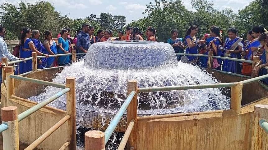 ಜಲ ದೀಪಾವಳಿ ಕಾರ್ಯಕ್ರಮದ ಅಂಗವಾಗಿ ಸ್ವಸಹಾಯ ಗುಂಪಿನ ಮಹಿಳೆಯರು ಅಳ್ನಾವರ ಸಮೀಪದ ಜಾವಳ್ಳಿ ನೀರು ಶುದ್ದೀಕರಣ ಘಟಕಕ್ಕೆ ಭೇಟಿ ನೀಡಿ ವೀಕ್ಷಿಸಿದರು