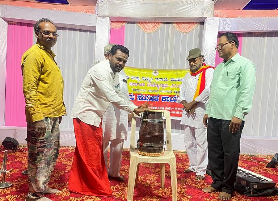 ಶಕ್ತಿನಗರ ಬಳಿಯ ದೇವಸೂಗೂರಿನ ಸುಗುರೇಶ್ವರ ದಾಸೋಹ ಮಂಟಪದಲ್ಲಿ ಕರ್ನಾಟಕ ರಾಜ್ಯೋತ್ಸವದ ಅಂಗವಾಗಿ ಏರ್ಪಡಿಸಿದ್ದ ಸುಗಮ ಸಂಗೀತ ಕಾರ್ಯಕ್ರಮವನ್ನು ಗಣ್ಯರು ಉದ್ಘಾಟಿಸಿದರು