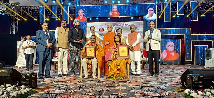 ಬಿಜಿಎಸ್ ಮತ್ತು ಎಸ್‌ಜೆಬಿ  ಸಂಸ್ಥೆಯ ಪ್ರಾಧ್ಯಾಪಕ ಡಾ.ಶಾಂತಕುಮಾರ್ ಹಾಗೂ ಸವಿತಾ ಸುವರ್ಣ ಅವರಿಗೆ ‘ಸೇವಾರತ್ನ ಪ್ರಶಸ್ತಿ’ ಪ್ರದಾನ ಮಾಡಲಾಯಿತು. ಆದಿ ಚುಂಚನಗಿರಿ ಶ್ರೀ ನಿರ್ಮಲಾನಂದನಾಥ ಸ್ವಾಮೀಜಿ, ವ್ಯವಸ್ಥಾಪಕ ನಿರ್ದೇಶಕ ಡಾ.ಪ್ರಕಾಶನಾಥ ಸ್ವಾಮೀಜಿ, ನಟ ಯಶ್, ಶಾಸಕ ಎಸ್.ಟಿ.ಸೋಮಶೇಖರ್ ಇದ್ದಾರೆ