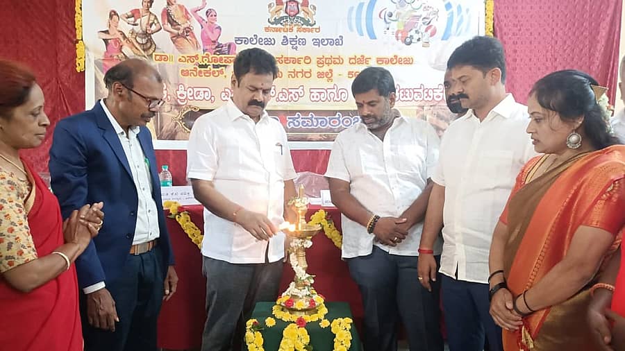 ಆನೇಕಲ್ನ ಡಾ.ಎಸ್.ಗೋಪಾಲರಾಜು ಸರ್ಕಾರಿ ಪ್ರಥಮ ದರ್ಜೆ ಕಾಲೇಜಿನಲ್ಲಿ ಕ್ರೀಡಾ, ಸಾಂಸ್ಕೃತಿಕ ಮತ್ತು ಎನ್ಎಸ್ಎಸ್ ಚಟುವಟಿಕೆಗಳನ್ನು ಶಾಸಕ ಬಿ.ಶಿವಣ್ಣ ಉದ್ಘಾಟಿಸಿದರು