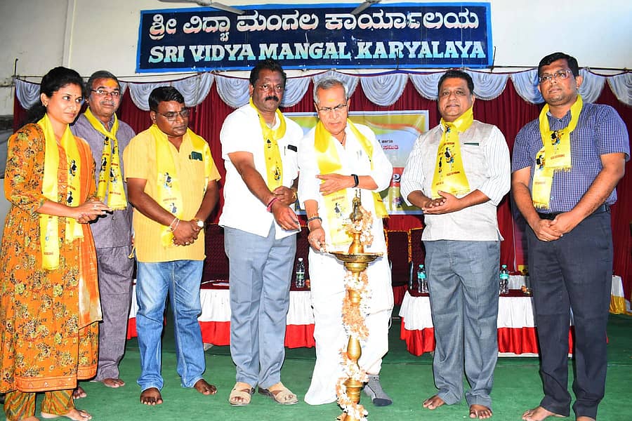 ಯಾದಗಿರಿ ನಗರದ ವಿದ್ಯಾಮಂಗಲ ಕಾರ್ಯಾಲಯದಲ್ಲಿ ಆಯೋಜಿಸಿದ್ದ ಕನಕದಾಸರ ಜಯಂತಿ ಕಾರ್ಯಕ್ರಮಕ್ಕೆ ಶಾಸಕ ಚೆನ್ನಾರೆಡ್ಡಿ ಪಾಟೀಲ ತುನ್ನೂರ ಚಾಲನೆ ನೀಡಿದರು.