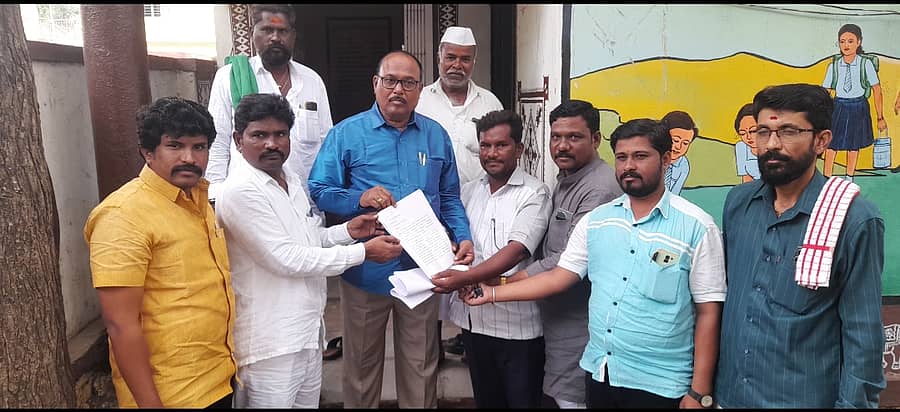 ಅಫಜಲಪುರ ತಾಲ್ಲೂಕಿನ ಶಿರವಾಳ ಗ್ರಾಮದ ಸರ್ಕಾರಿ ಪ್ರಾಥಮಿಕ ಶಾಲೆಯ ಮುಖ್ಯ ಶಿಕ್ಷಕಿಯನ್ನು ಅಮಾನತ್ತುಗೊಳಿಸುವಂತೆ ಕ್ಷೇತ್ರಶಿಕ್ಷಣಾಧಿಕಾರಿಗಳಿಗೆ ಗ್ರಾಮಸ್ಥರು ಶುಕ್ರವಾರ ಮನವಿ ಪತ್ರ ಸಲ್ಲಿಸಿದರು. ವಿಠ್ಠಲ್ ಸಿಂಗೆ, ಸೈಬಣ್ಣ ಜಮಾದಾರ ಮತ್ತಿತರಿದ್ದರು