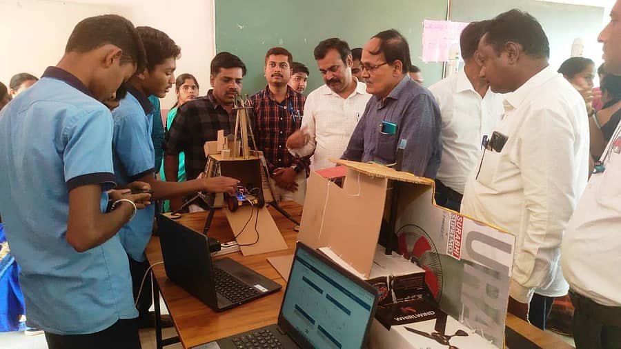 ಕೊಟ್ಟೂರಿನ ಪ್ರೌಢ ಶಾಲೆಯಲ್ಲಿ ಬುಧವಾರ ಏರ್ಪಡಿಸಿದ್ದ ವಿಜ್ಙಾನ ವಸ್ತು ಪ್ರದರ್ಶನದಲ್ಲಿ ಕ್ಷೇತ್ರ ಶಿಕ್ಷಣಾಧಿಕಾರಿ ಪದ್ಮನಾಭ ಕರಣಂ ಹಾಗೂ ಶಿಕ್ಷಕರು ವೀಕ್ಷಿಸಿದರು