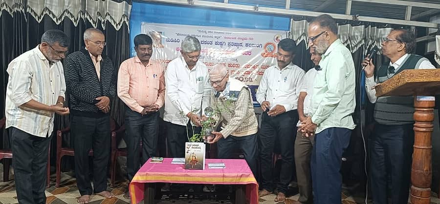ಬೀದರ್ನಲ್ಲಿ ಮಂಗಳವಾರ ಏರ್ಪಡಿಸಿದ್ದ ಕಾರ್ಯಕ್ರಮವನ್ನು ಹಿರಿಯ ಸಾಹಿತಿ ಪಂಚಾಕ್ಷರಿ ಪುಣ್ಯಶೆಟ್ಟಿ ಅವರು ಸಸಿಗೆ ನೀರೆರೆದು ಉದ್ಘಾಟಿಸಿದರು