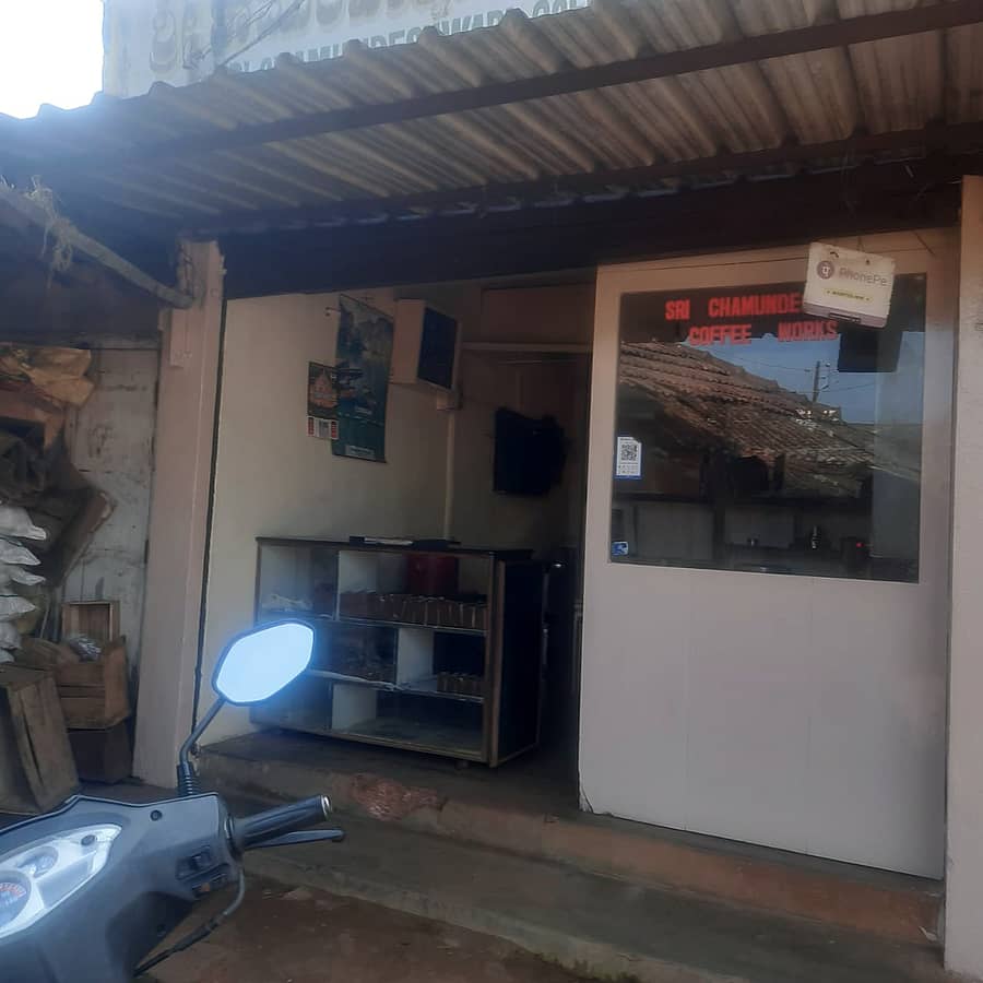 <div class="paragraphs"><p>ಸುಂಟಿಕೊಪ್ಪದ ಮಾರುಕಟ್ಟೆ ರಸ್ತೆಯಲ್ಲಿರುವ ಶ್ರೀ ಚಾಮುಂಡೇಶ್ವರಿ ಕಾಫಿ ವರ್ಕ್ಸ್ ಗೆ ಕಳ್ಳರು ನುಗ್ಗಿ ನಗದು ದೋಚ್ಚಿದ್ದಾರೆ</p></div>