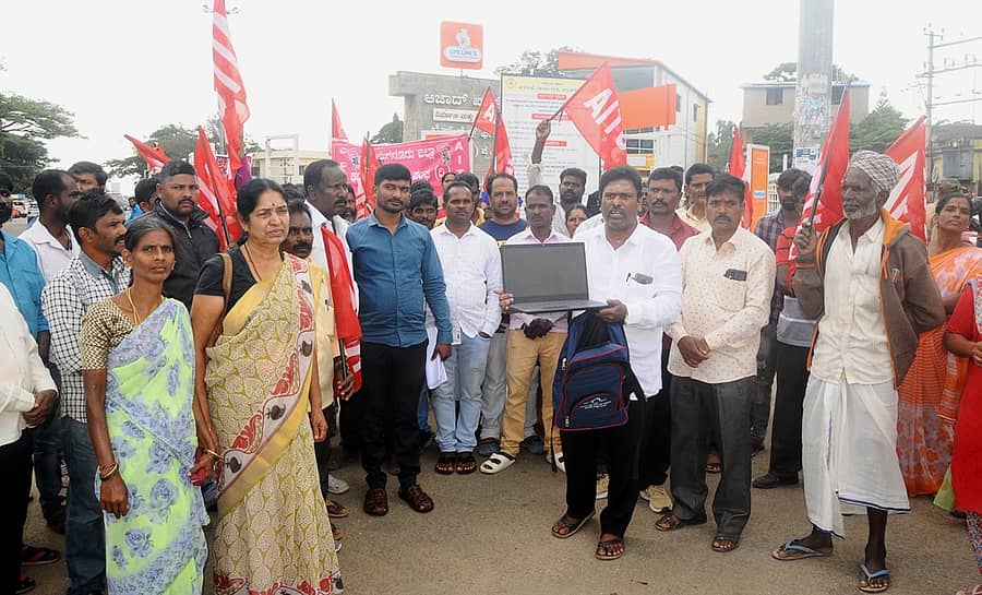 ವಿದ್ಯಾರ್ಥಿಗಳ ಶೈಕ್ಷಣಿಕ ಸಹಾಯಧನ ಕಡಿತ ಖಂಡಿಸಿ ಚಿಕ್ಕಮಗಳೂರಿನ ಆಜಾದ್ ಪಾರ್ಕ್ ವೃತ್ತದಲ್ಲಿ ಕಾರ್ಮಿಕರು ಬುಧವಾರ ಪ್ರತಿಭಟನೆ ನಡೆಸಿದರು