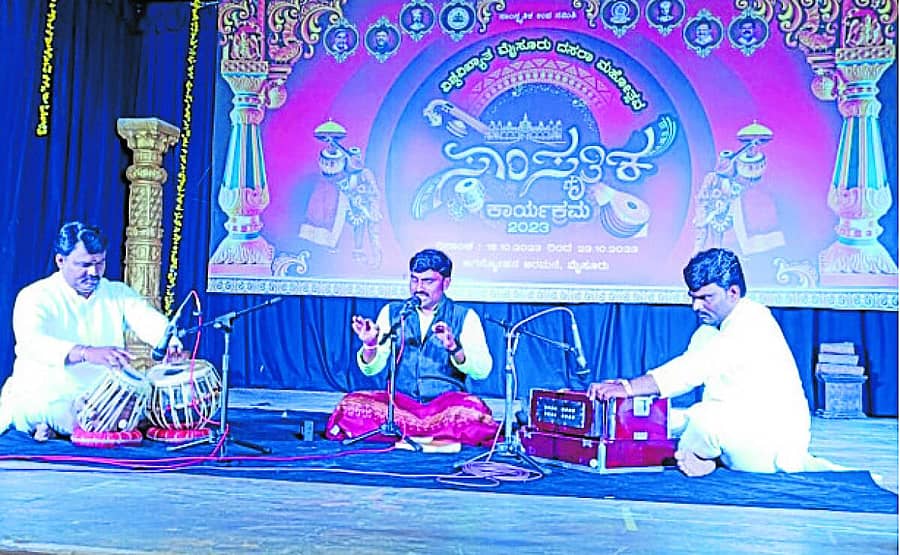 <div class="paragraphs"><p>ಮೈಸೂರಿನಲ್ಲಿ ಇತ್ತೀಚೆಗೆ ನಡೆದ ದಸರಾ ಉತ್ಸವ ಕಾರ್ಯಕ್ರಮದಲ್ಲಿ ಸಂಗೀತ ಸೇವೆ ನೀಡಿದ ಶರಣಕುಮಾರ</p></div>