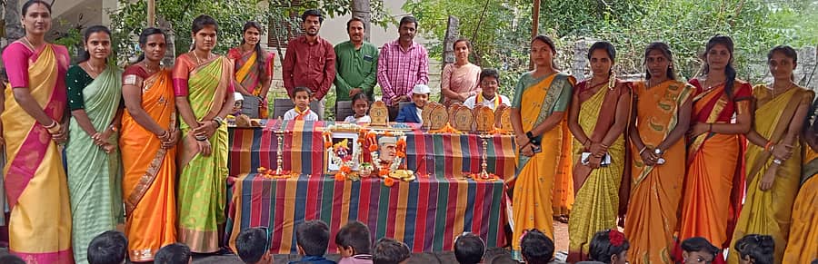 ಸಂತೇಮರಹಳ್ಳಿಯ ಲೋಟಸ್ ಆಂಗ್ಲ ಮಾಧ್ಯಮ ಶಾಲೆಯಲ್ಲಿ ಕನ್ನಡ ರಾಜ್ಯೋತ್ಸವ ಹಾಗೂ ಮಕ್ಕಳ ದಿನಾಚರಣೆ ಆಚರಿಸಲಾಯಿತು.