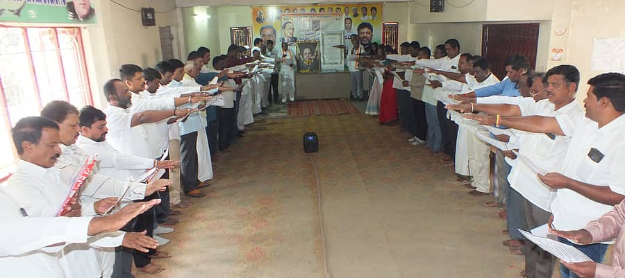 ಚಾಮರಾಜನಗರದಲ್ಲಿರುವ ಜಿಲ್ಲಾ ಕಾಂಗ್ರೆಸ್ ಸಮಿತಿ ಕಚೇರಿಯಲ್ಲಿ ನಡೆದ ಕಾರ್ಯಕ್ರಮದಲ್ಲಿ ಶಾಸಕ ಸಿ.ಪುಟ್ಟರಂಗಶೆಟ್ಟಿ ಸೇರಿದಂತೆ ಮುಖಂಡರು ಸಂವಿಧಾನ ಪ್ರತಿಜ್ಞಾ ವಿಧಿ ಸ್ವೀಕರಿಸಿದರು