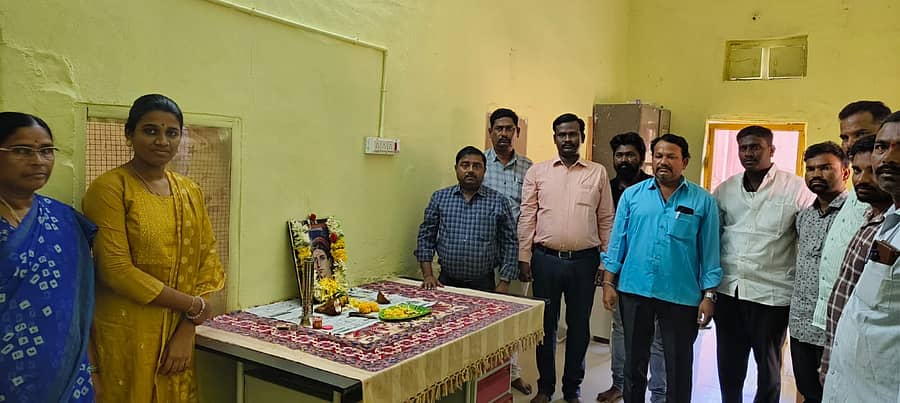 <div class="paragraphs"><p>ಸಿರವಾರ ತಹಶೀಲ್ದಾರ್ ಕಚೇರಿಯಲ್ಲಿ ಶನಿವಾರ ಒನಕೆ ಓಬವ್ವ ಜಯಂತಿ ಆಚರಿಸಲಾಯಿತು</p></div>