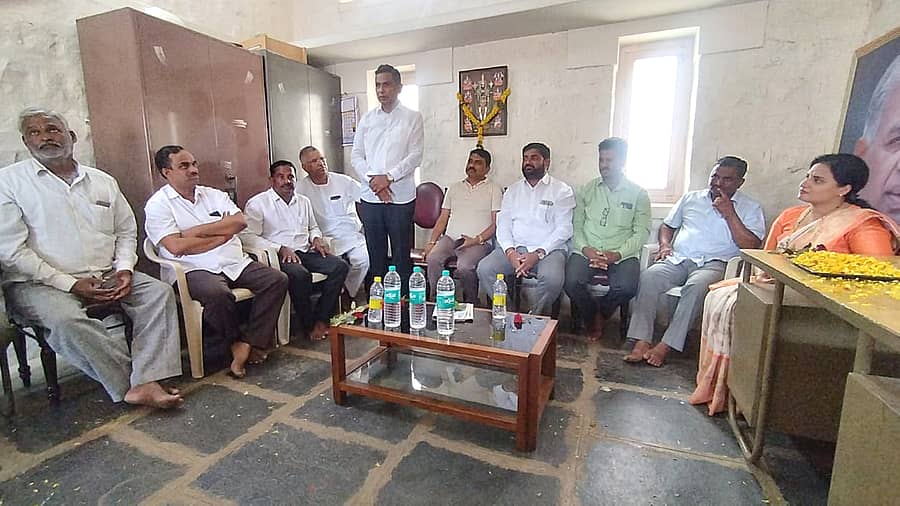 07-ಸವದತ್ತಿ-02: ಬಿಜೆಪಿ ರೈತ ಮೋರ್ಚಾದಿಂದ ನ.10 ರಂದು ಜರುಗುವ ಪ್ರತಿಭಟನೆ ಕುರಿತು ಪತ್ರಿಕಾಗೋಷ್ಠಿ ನಡೆಯಿತು.