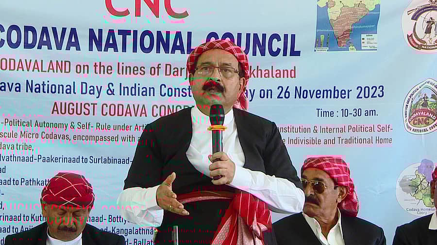  ಮಡಿಕೇರಿಯ ಹೊರ ವಲಯದ ಕ್ಯಾಪಿಟಲ್ ವಿಲೇಜ್‍ನಲ್ಲಿ ಕೊಡವ ನ್ಯಾಷನಲ್ ಕೌನ್ಸಿಲ್ ಸಂಘಟನೆಯ ವತಿಯಿಂದ ಭಾನುವಾರ ನಡೆದ 33ನೇ ವರ್ಷದ ಕೊಡವ ನ್ಯಾಷನಲ್ ಡೇ ಮತ್ತು ಭಾರತೀಯ ಸಂವಿಧಾನ ದಿನದ ಆಚರಣೆಯಲ್ಲಿ ವಿರಾಟ್ ಹಿಂದೂಸ್ಥಾನ್ ಸಂಘಂನ ರಾಷ್ಟೀಯ ಪ್ರಧಾನ ಕಾರ್ಯದರ್ಶಿ ಜಗದೀಶ್ ಶೆಟ್ಟಿ ಮಾತನಾಡಿದರು