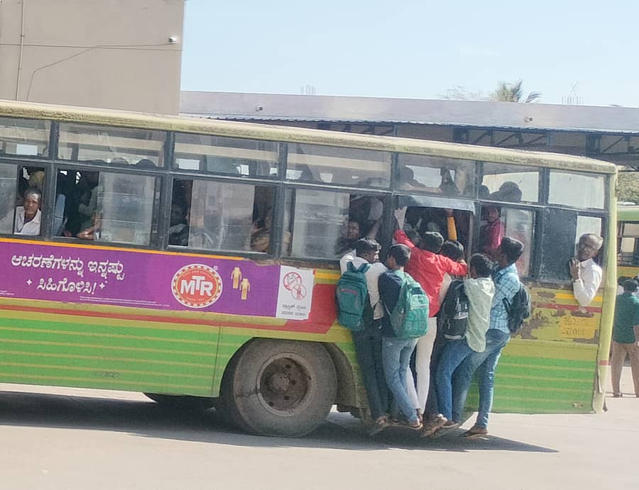 ಲಕ್ಷ್ಮೇಶ್ವರದಲ್ಲಿ ಬಸ್ ಬಾಗಿಲಿಗೆ ಜೋತು ಬಿದ್ದ ಶಾಲಾ–ಕಾಲೇಜು ವಿದ್ಯಾರ್ಥಿಗಳು