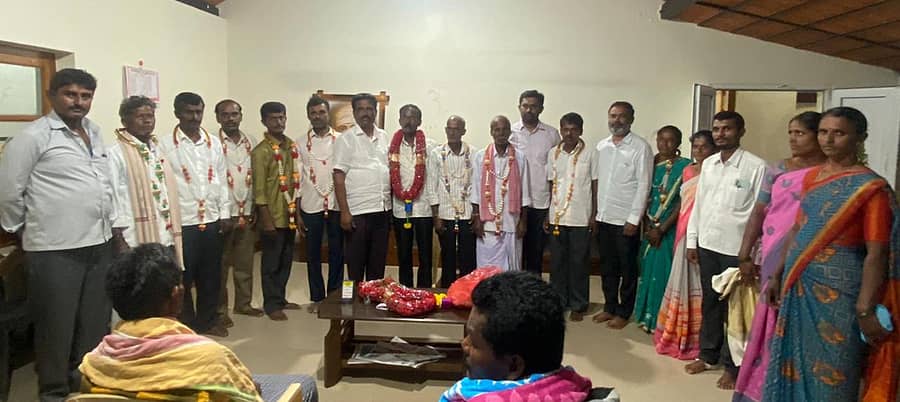 ಶಿಡ್ಲಘಟ್ಟ ತಾಲ್ಲೂಕಿನ ನಲ್ಲೋಜನಹಳ್ಳಿ ಎಂಪಿಸಿಎಸ್ ಚುನಾವಣೆಯಲ್ಲಿ ವಿಜೇತರಾದ ನೂತನ ಆಡಳಿತ ಮಂಡಳಿ ನಿರ್ದೇಶಕರು